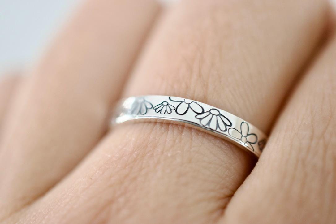 Daisy Ring – April Birth Flower – Sterling Silver Birth Month Jewelry