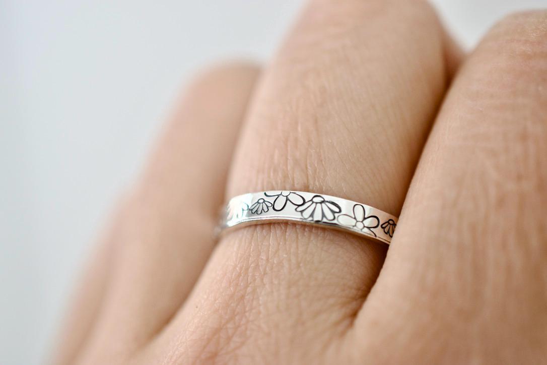 Daisy Ring – April Birth Flower – Sterling Silver Birth Month Jewelry
