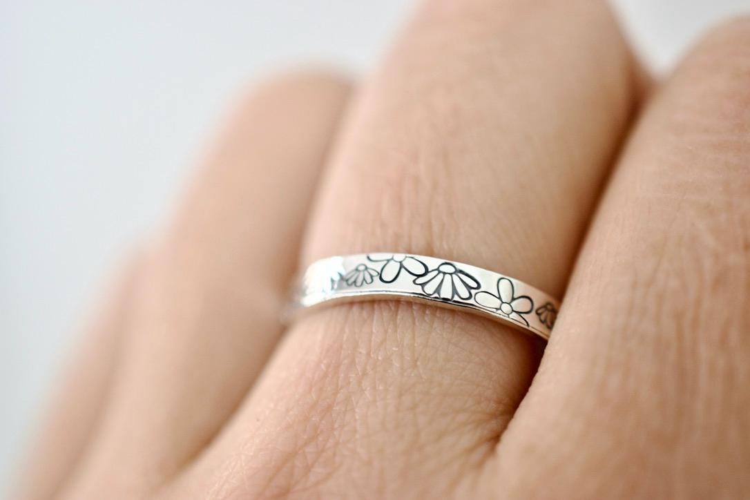 Daisy Ring – April Birth Flower – Sterling Silver Birth Month Jewelry