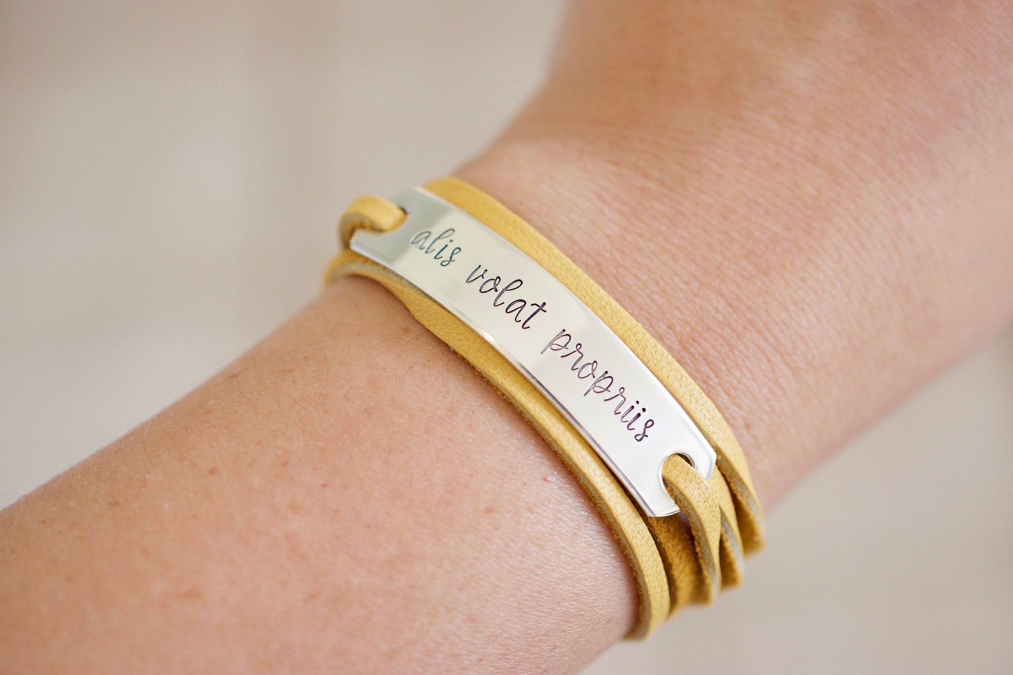 Alis volat 2025 propriis bracelet